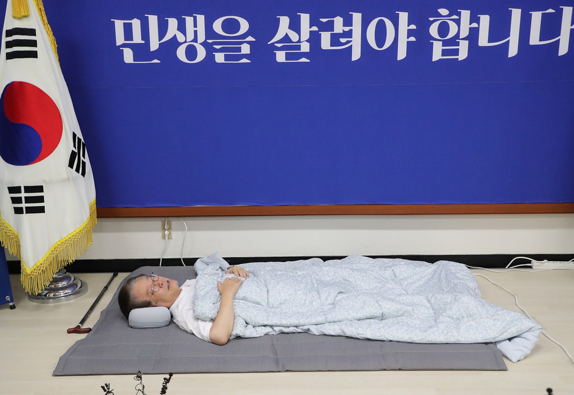 爱游戏体育链接-韩国运动员受伤倒地，紧急送医