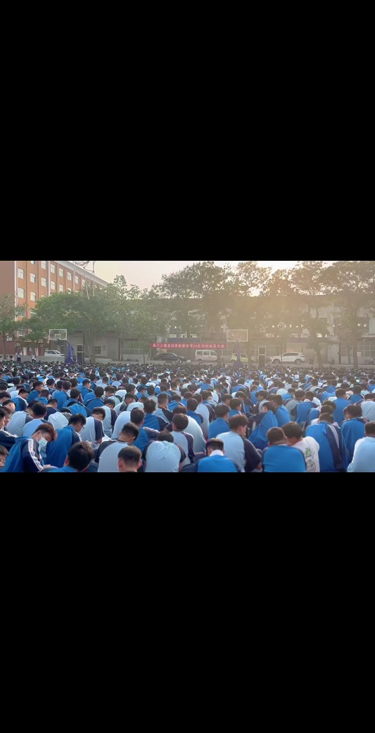 球员们心无旁骛,全力以赴比赛 球员们心无旁骛,全力以赴比赛