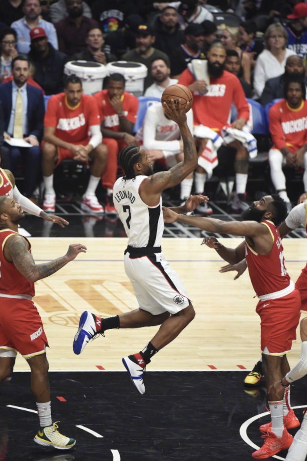 关于里昂主场惊险逆转，稳固榜首位置的信息